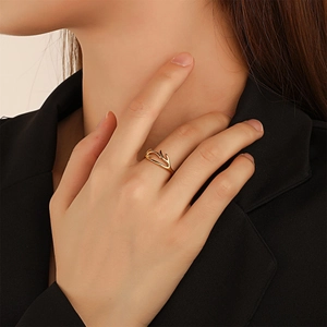 Detailaufnahme eines 18K vergoldeten Geweih-Rings mit minimalistischem geometrischem Design
