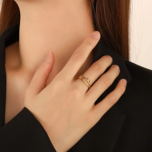 Detailansicht eines goldenen Geweih-Rings am Finger mit elegantem Zweig-Design