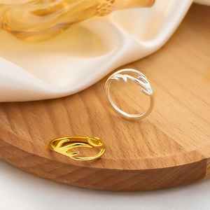 Minimalistische geometrische Geweihringe in Gold und Silber mit hohlem Flammen-Design