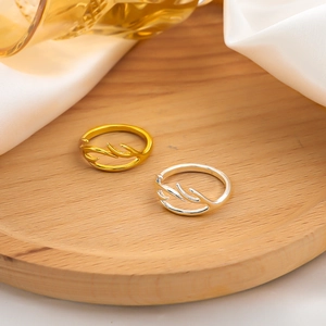 Elegante Hirschgeweih Ringe in Gold und Silber auf Holztablett mit weißer Seide