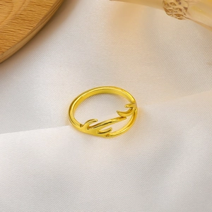 Detailansicht eines goldenen Rentier-Geweihrings auf elegantem weißem Seidenstoff