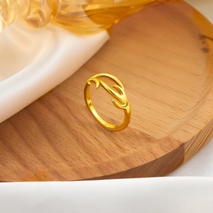 Minimalistischer goldener Geweih Ring für Damen auf hellem Holz und Seidenhintergrund