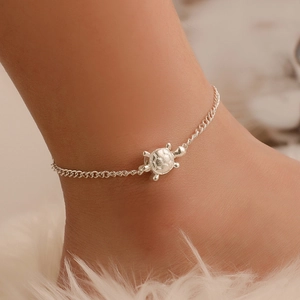 Bracelet de cheville chic en argent avec pendentif tortue minimaliste et chaîne fine