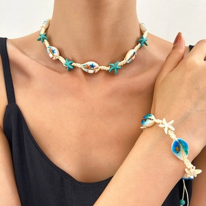 Dettaglio della collana bohémien con stelle marine, conchiglie e perline turchesi