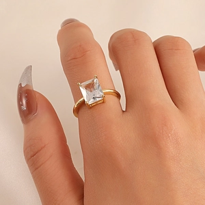 Minimalistische gouden ring met grote vierkante zirkoon gedragen door een model