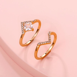 Rose gold V-shaped ring set with princess cut zircon and pavé crystals for stacking