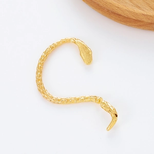 Vue détaillée montrant la texture des écailles du bijou d'oreille serpent doré