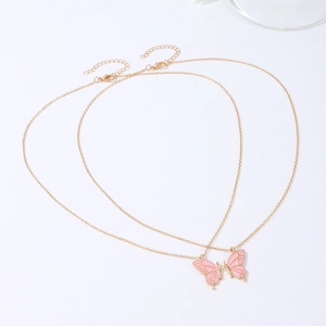 Detail van de roze vlinder vriendschapsketting set met vergulde gouden kettingen