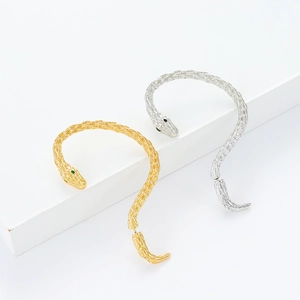 Boucles d'oreilles serpent dorées et argentées avec écailles détaillées et yeux verts
