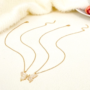 Bijpassende vlinder vriendschapsketting set met roze emaille op gouden kettingen