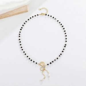 Collana bohémien con ciondolo ad arco in zircone, pietre nere e perle d'acqua