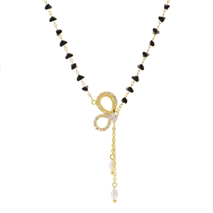 Collana boho dorata con perle nere, pendente fiocco in zircone e perle a goccia