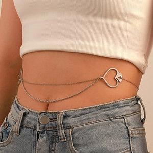 Détail de la chaîne de taille en métal argenté à double épaisseur avec pendentif cœur