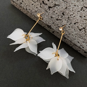 Elegant long gold petal earrings with white resin flower tassels and sparking rhinestones