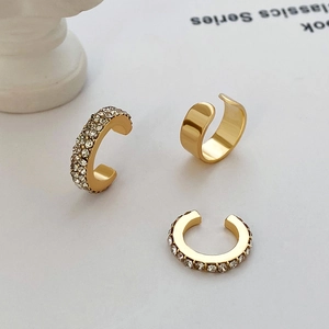 Dreiteiliges Set goldene Ohrmanschetten mit Zirkonia und polierter Spiegeloberfläche