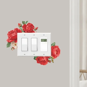 Romantische rote Rosen Wandaufkleber um einen weißen Lichtschalter an der Wand