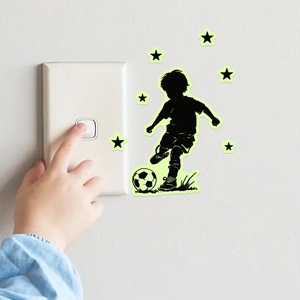 Sticker Mural Luminescent Créatif Garçon de Football Étoiles Silhouette pour Chambre Enfants PVC Brille Dans l'Obscurité Décalcomanie Interrupteur