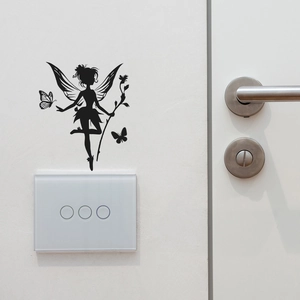 Sticker mural silhouette fée noire et papillons pour décorer un interrupteur blanc