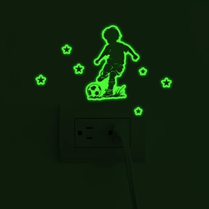 Sticker mural phosphorescent garçon footballeur et étoiles pour interrupteur