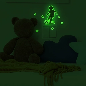 Autocollant mural phosphorescent silhouette de garçon jouant au foot avec étoiles