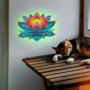 Adesivo murale loto mandala colorato con bordi luminosi su tavolo di legno