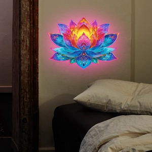 Dettaglio decorazione murale loto colorato con retroilluminazione neon e motivi mandala
