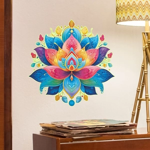 Dettaglio di un adesivo murale mandala loto colorato su una parete beige sobria
