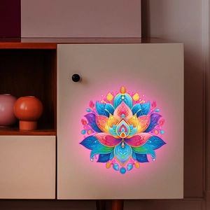 Dettaglio di un adesivo murale loto mandala colorato su un mobile in legno chiaro di casa