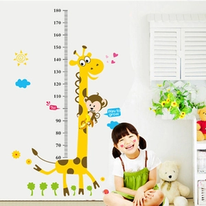 Detail view of giraffe height chart wall sticker featuring a growth scale from 60 to 180 cm