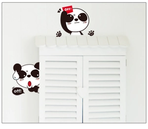 Détail de deux stickers muraux panda mignons avec texte OFF sur un meuble blanc