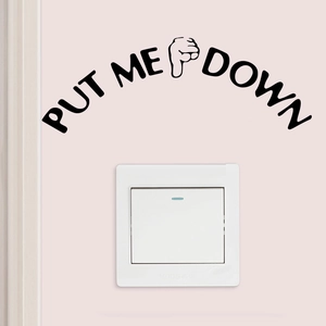 Adesivo murale nero 'PUT ME DOWN' con gesto della mano per bagno e interruttore