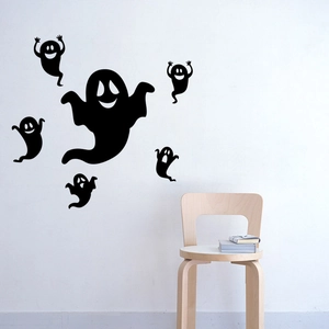 Stickers muraux fantômes d'Halloween pour décoration intérieure sur un mur blanc épuré