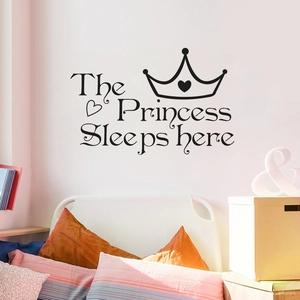 Sticker mural couronne et texte The Princess Sleeps Here pour chambre d'enfant