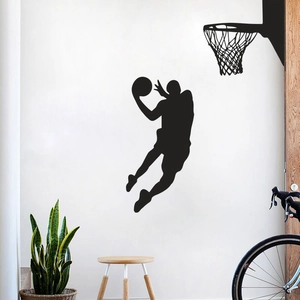 Détail d'un sticker mural silhouette de basket dunk noir sur un mur blanc de chambre