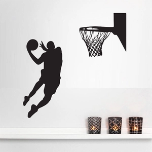Sticker mural noir d'un joueur de basket dunkant avec panier sur mur blanc pur