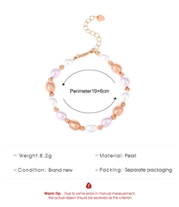 Detail view of pearl beaded bracelet with 19+6cm circumference and rose gold heart charm