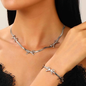 Nahaufnahme von silbernem Schlangenkette Set mit mattierten Schmetterlingsanhängern