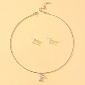 Vista dettagliata del set di gioielli delfino con collana a ciondolo e orecchini a perno