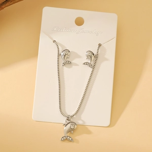 Dettaglio del set di gioielli a forma di delfino in argento con pietre di zirconi