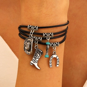 Détail de charms western avec chapeau et botte sur un bracelet en corde tressée