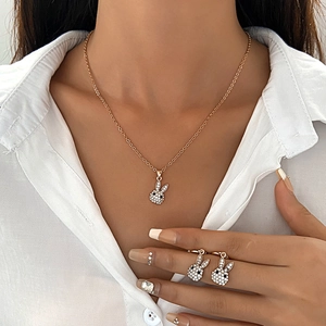 Set di gioielli con coniglio in oro rosa con collana pendente di strass e orecchini abbinati