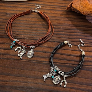 Détail du collier style Western avec cordon multicouche et pendentifs cactus et fer à cheval