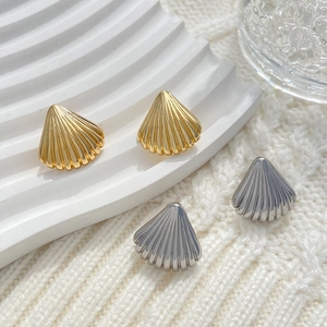 Eleganti orecchini a lobo a forma di conchiglia in oro e argento con trama dettagliata
