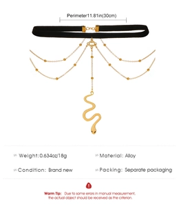 Detailansicht eines schwarzen Chokers mit Schlangenanhänger und goldenen Perlenketten