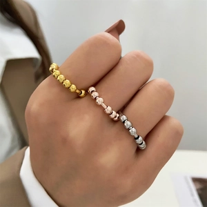 Detailansicht von drei Drehperlenringen in Gold-, Silber- und Roségold-Finish
