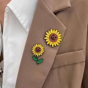 Broches tournesol d'Halloween en émail avec sourires de citrouille sur un revers