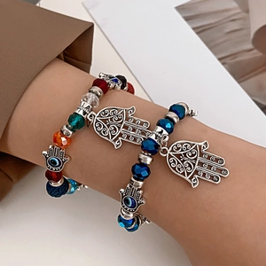 Vue macro de bracelets main de fatma avec perles mauvais œil et cristaux colorés