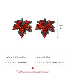 Vista de los pendientes de hoja de arce con diamantes rojos y dimensiones de 1,7 cm