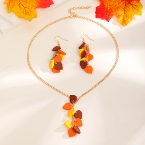 Elegante set di gioielli dorati con collana e orecchini a forma di foglia di acero