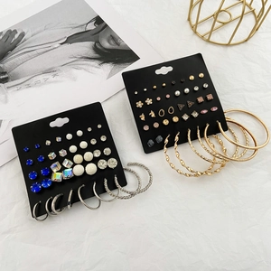 Set di orecchini vintage con perni geometrici e cerchi testurizzati in oro e argento